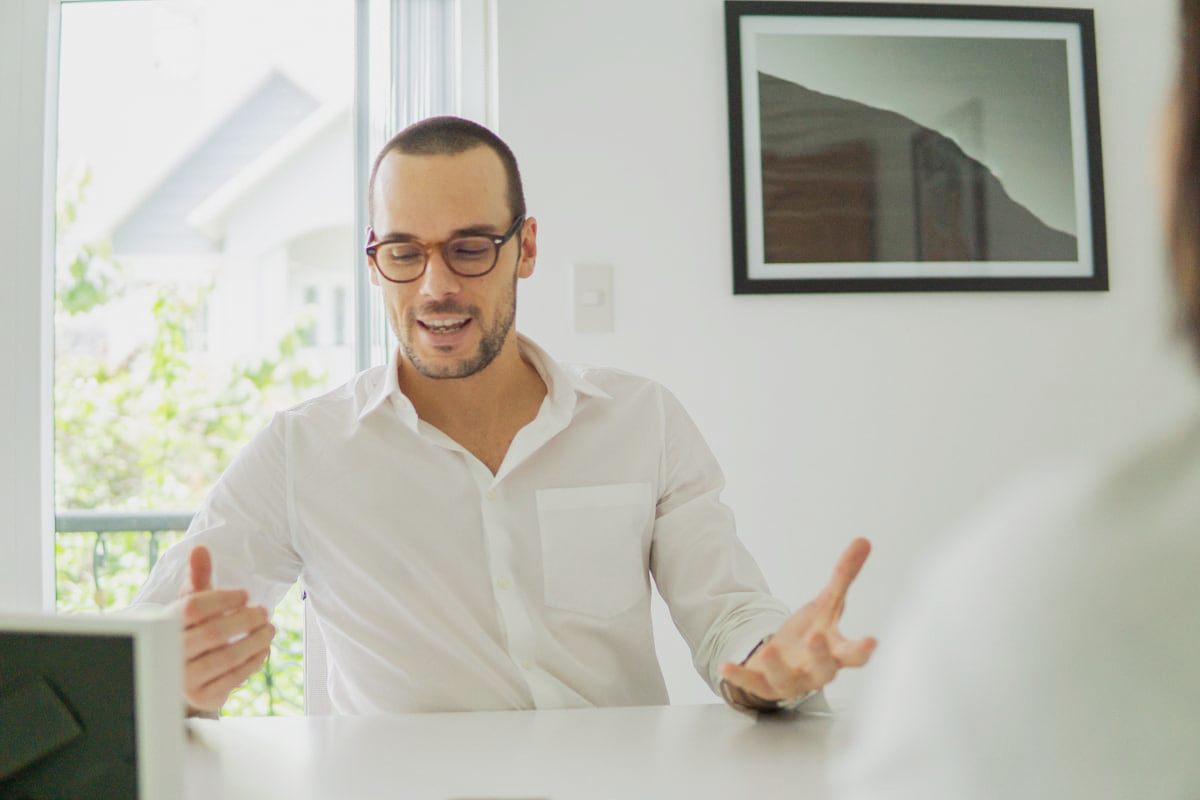 Tại sao CEO của các công ty quảng cáo thường bắt đầu từ vị trí account manager Vì họ hiểu rõ cách đồng tiền hoạt động trong ngành này Tại sao CEO của caacutec cocircng ty quảng caacuteo thường bắt đầu từ vị triacute account manager Vigrave họ hiểu rotilde caacutech đồng tiền hoạt động trong ngagravenh nagravey