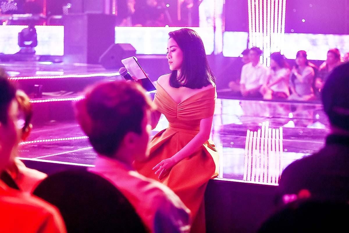 “Để có được sự ‘xoay chuyển’ này mình đã cho các nhà sản xuất thấy được nỗ lực để từ đó xây dựng lòng tin với họ” Phí Linh chia sẻ| Nguồn Phí Linh ldquoĐể coacute được sự lsquoxoay chuyểnrsquo nagravey migravenh đatilde cho caacutec nhagrave sản xuất thấy được nỗ lực để từ đoacute xacircy dựng lograveng tin với họrdquo Phiacute Linh chia sẻ Nguồn Phiacute Linh