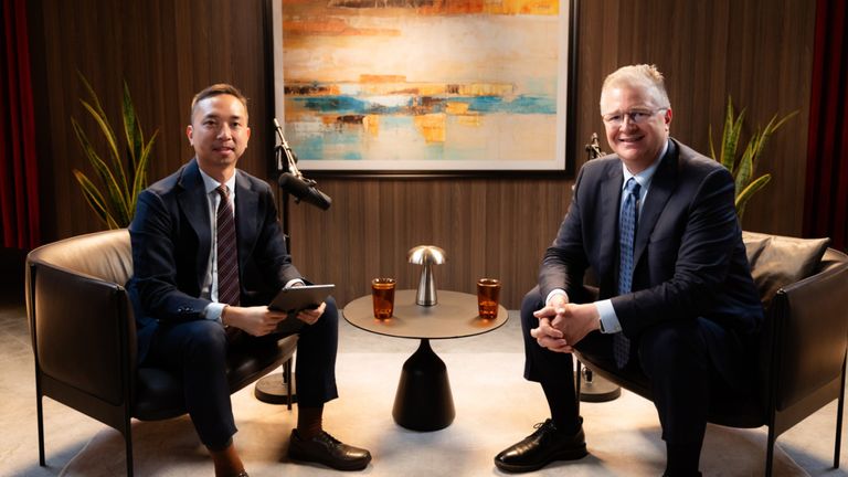 Cựu Đại sứ Mỹ tại Việt Nam Daniel Kritenbrink trò chuyện tại Vietnam Innovators Digest. | Nguồn: Minh Đăng cho Vietcetera