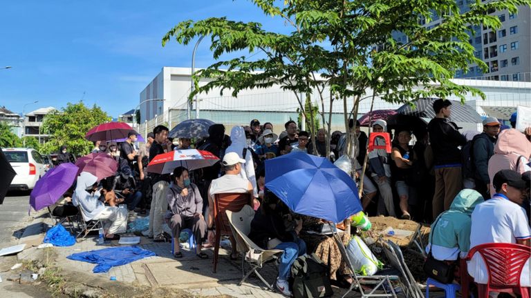 Hundreds line up under the scorching sun for a chance at 300 social housing units. | Source: Tien Phong