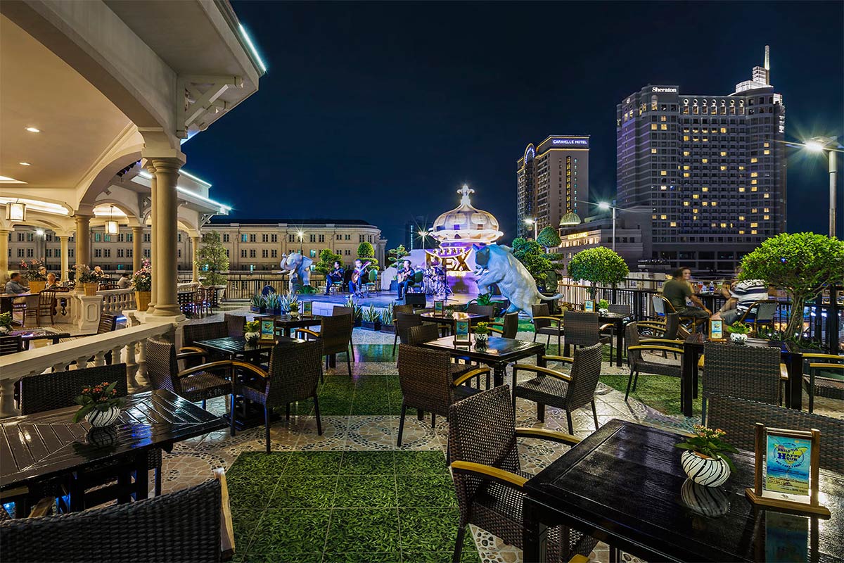 Source rexhotelvietnamcom Urban And Modern Rooftop Restaurants In Ho Chi Minh City2