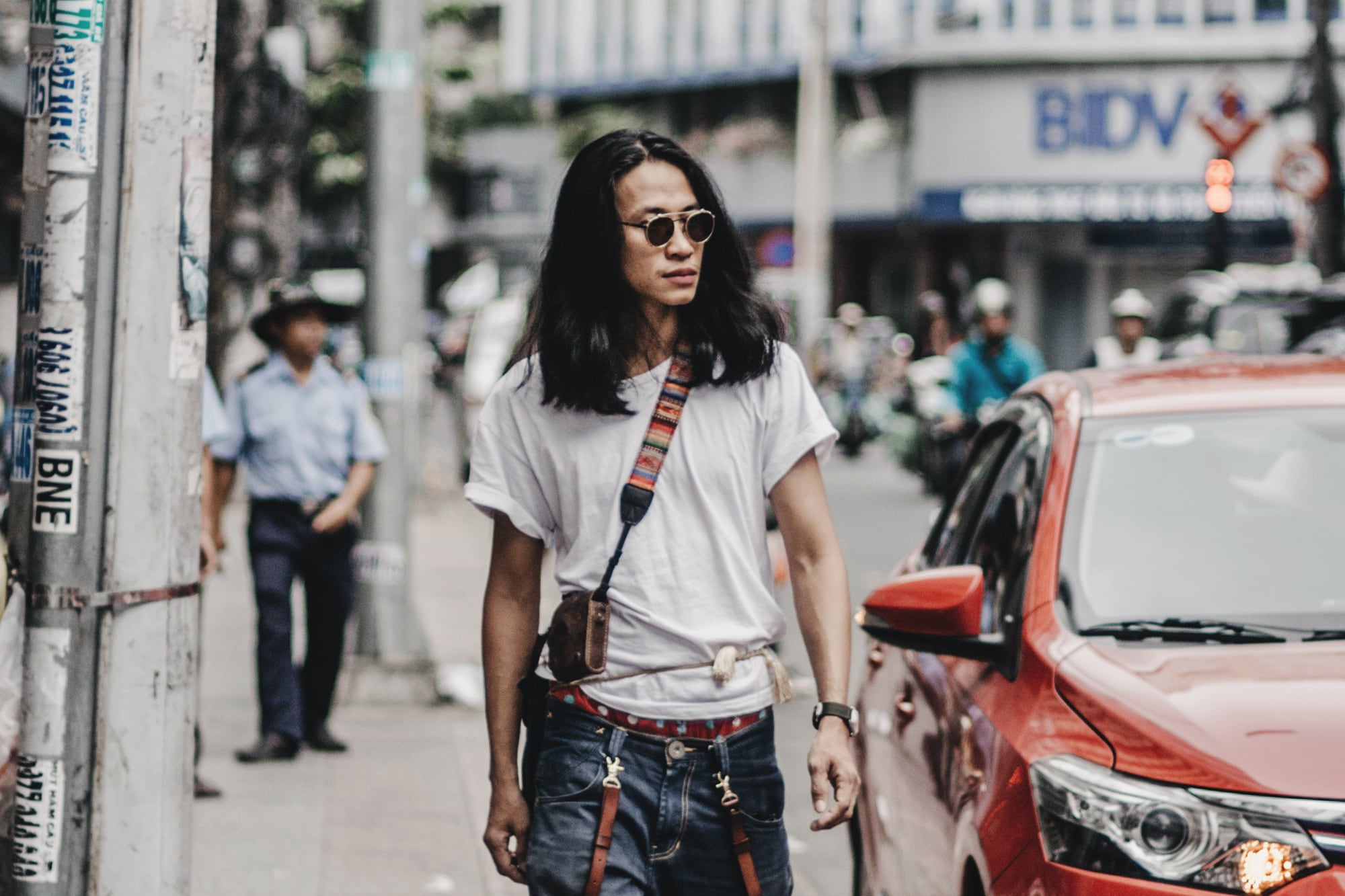 “Trong anh có chút gì đó hoang tàn lộn xộn nhưng cũng thoải mái yên tĩnh Người sao quán như vậy Những vị khách tìm đến đây một phần cũng vì phong cách này hợp với cá tính của họ – không ồn áo náo nhiệt mà nhẹ nhàng thư thái” chia sẻ của hoạ sĩ Hoàng Nam Việt
