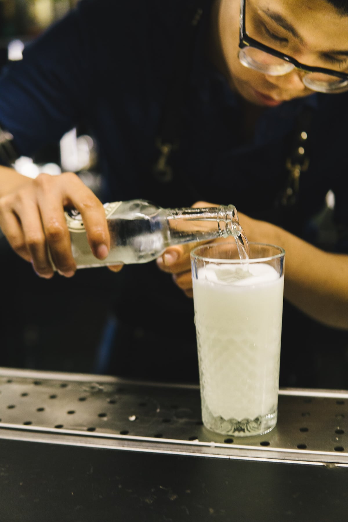 Anh đang rót tonic Thomas Henry vị hoa cơm cháy vào ly gin cocktail “Saigon Thymes” của mình Gin Fest Saigon Săn lùng những ly cocktail tuyệt phẩm từ rượu nền Gin Phần 116