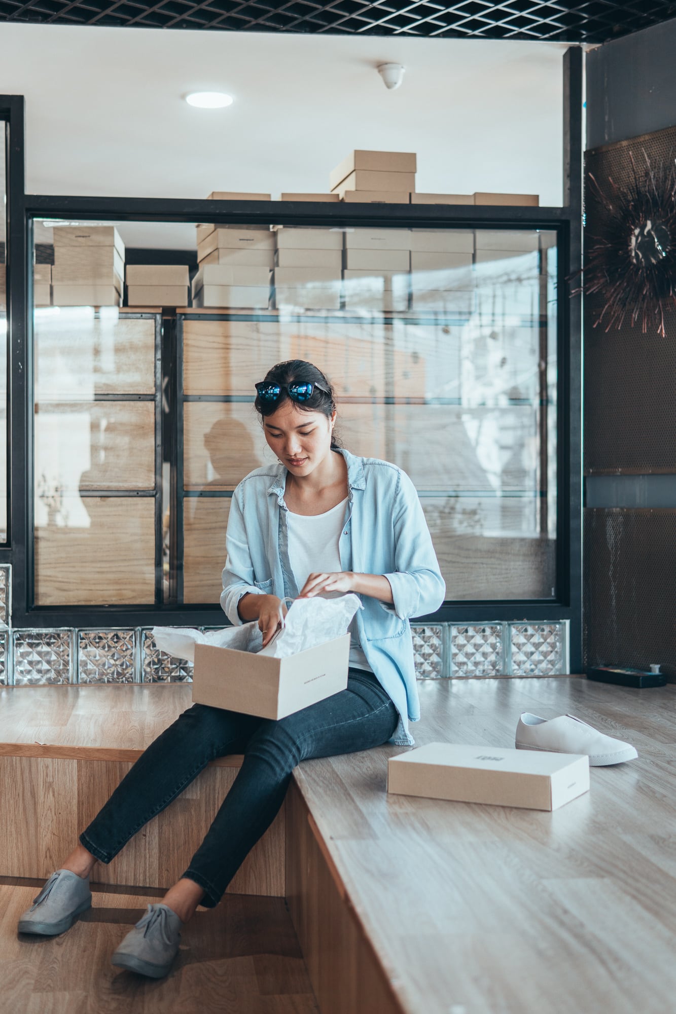“Mình phải làm từng chút một thiết kế đúc khuôn giày làm sản phẩm mẫu để mọi người mang thử thu thập nhận xét rồi lại tiếp tục chỉnh sửa Cứ thế qua tầm hai mươi lần thì ra được một đôi giày hoàn chỉnh” MỘT Niềm tự hào mới của giày Việt2