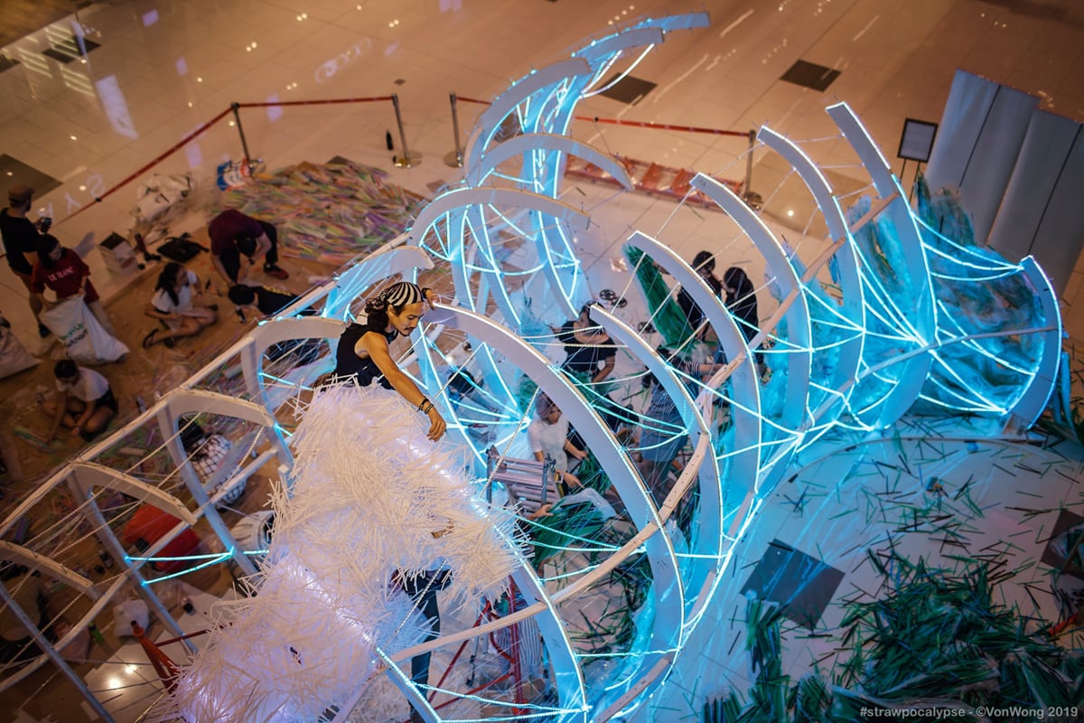 Von Wong built Strawpocalypse with volunteers breaking the barrier between the artist and the public ©Von Wong thestrawpocalypsecom Von Wong built Strawpocalypse with volunteers breaking the barrier between the artist and the public ©Von Wong thestrawpocalypsecom sizesmaxwidth 1200px 100vw 1200px